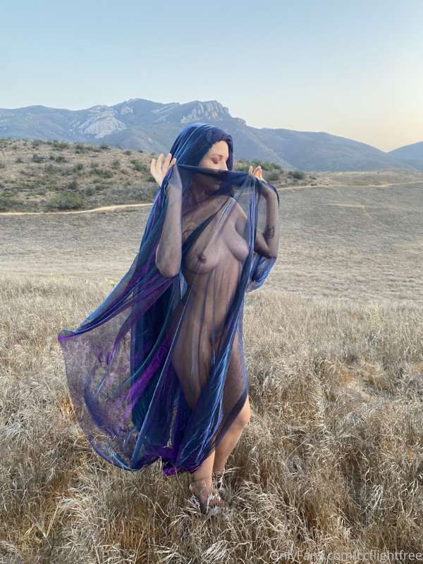Some sunset nude modeling with the prettiest of fabrics 💜 I ..