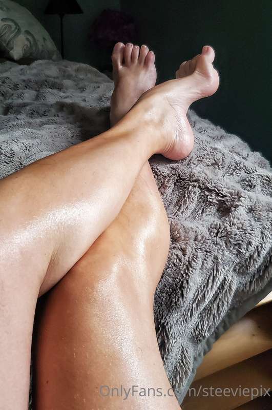 Good morning , arch lovers. What color should I paint my toe..