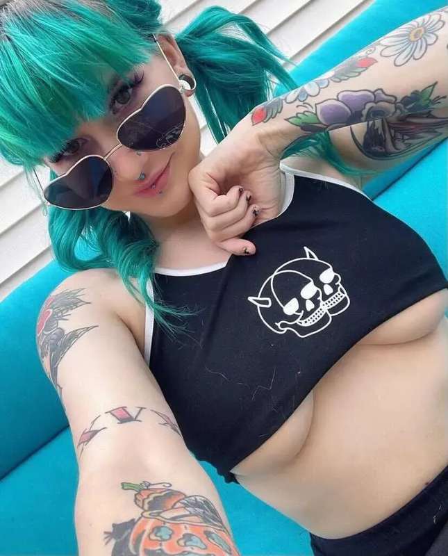 We have total heart eyes for cutie @skellaborealis! Get to k..