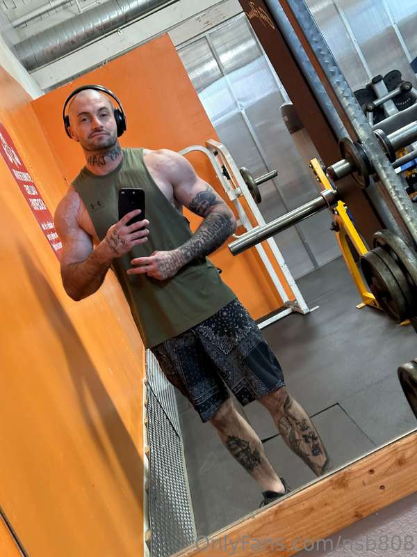 At the gym to get a pump before I shoot some content let me ..
