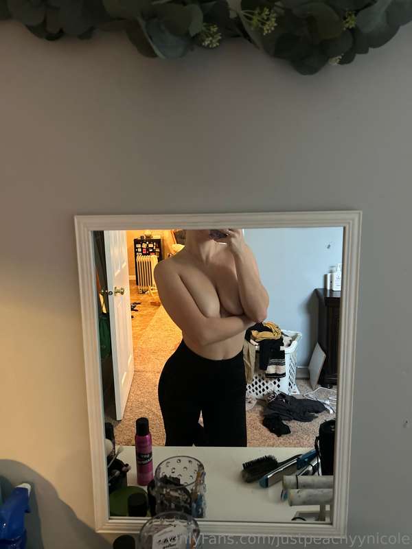 Message me if you’re interested in my private story😍