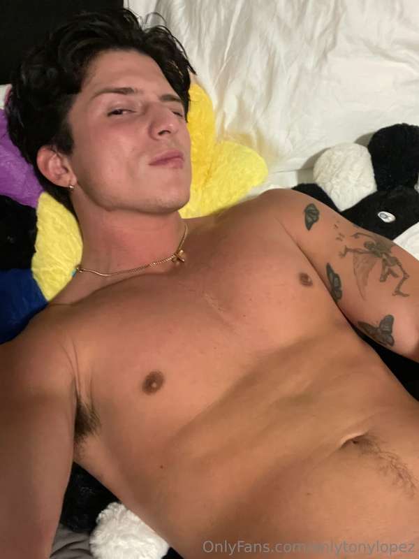 Lazy af today, wanna keep me company in bed?