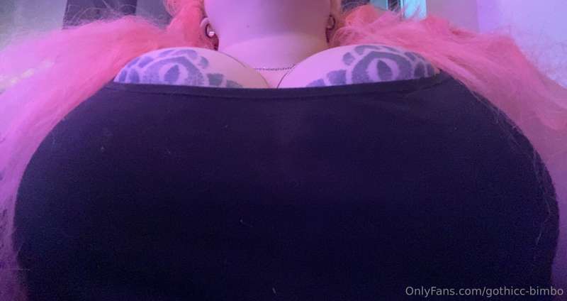 gothicc-bimbo