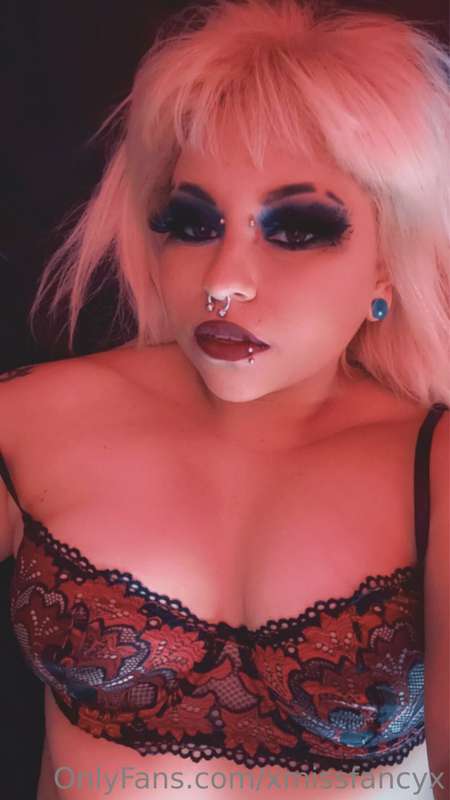 Hi there 😘🖤✨
