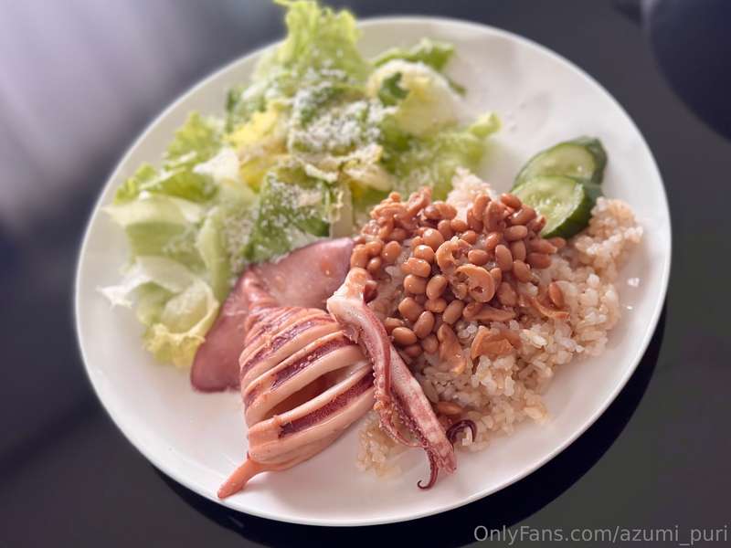 2週間前からどうしてもイカ焼きが食べたい衝動に駆られ家に帰る前にスーパーを流すものの、少し前にはよく並んでいたイカが魚コ..