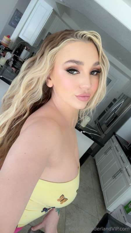 Photo 617 of Kendra Sunderland on Tocromo