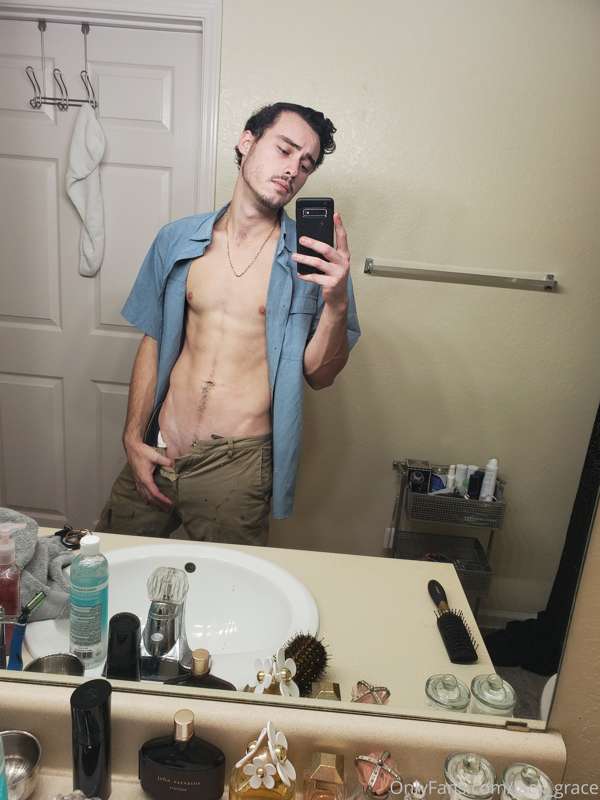 You all like my work clothes? 😇