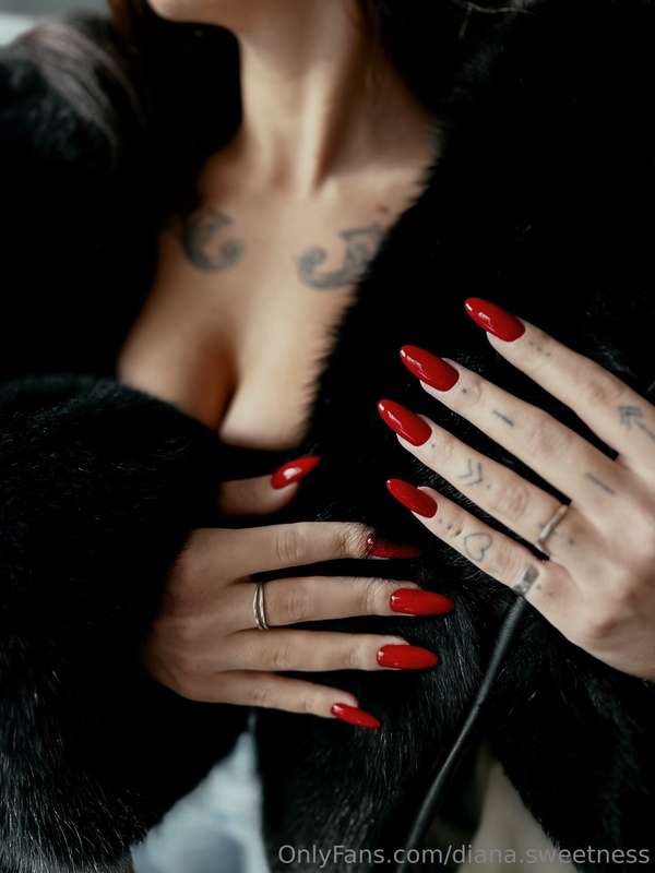They say that hands are a woman's calling card. But do men p..