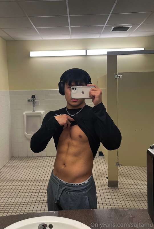 I love being slutty in the gym locker rooms 😏