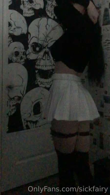 dm me too see what’s under my skirt 🫣 and tip me for an extr..