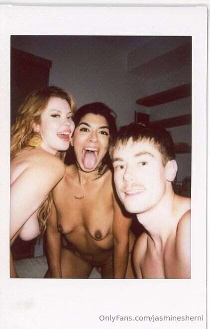Two girls, one blindfolded guy… Full threesome chaos drops t..