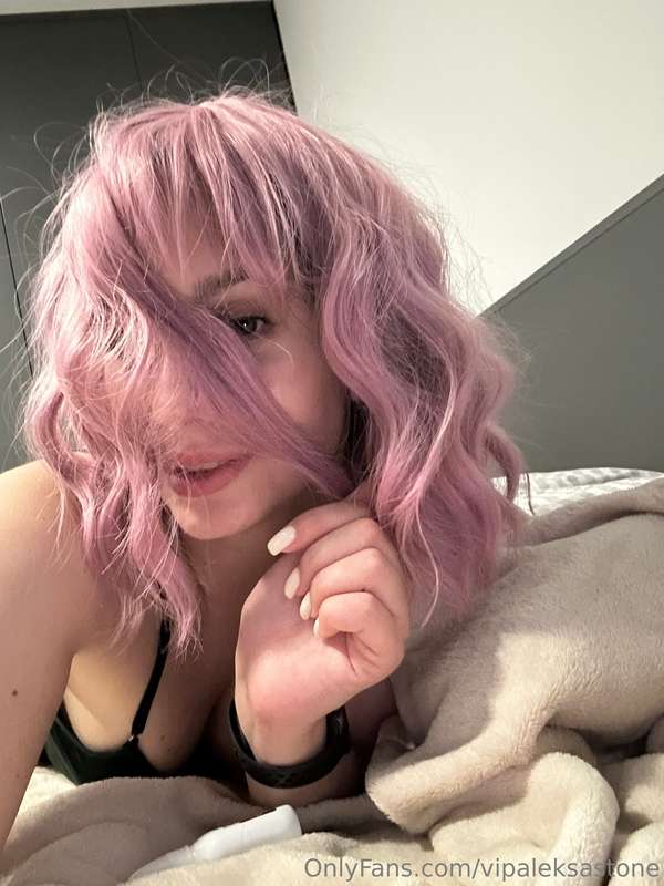 Playing around with a new vibe today 💜✨ Can’t decide if I lo..