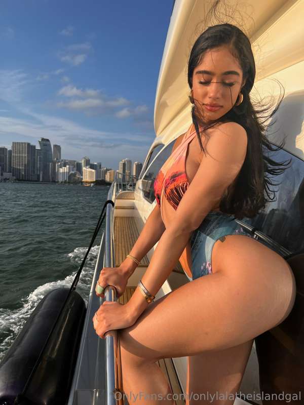 onlylalatheislandgal