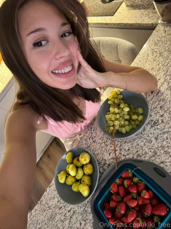 Fruits are my little weakness 🍑🍒🍇 I adore their bright color..