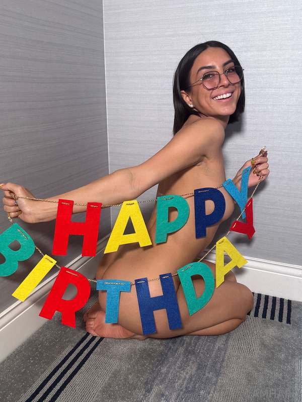 my birthday is tomorrowwww!! How old do you think I’m turnin..