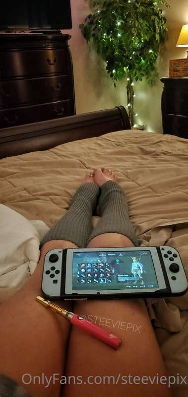 Laying on my heating pad 👵, relaxing 🌬 and playing BOTW (aga..