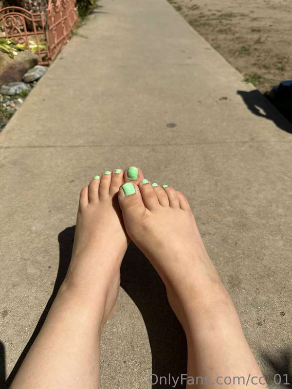 Suns out, toes out ☀️