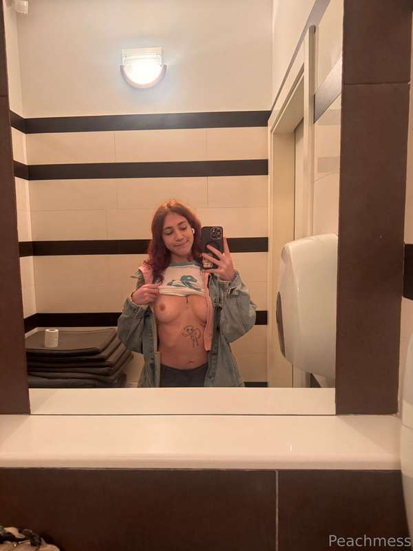 Ieri sera sono uscita, foto in un bagno di un bar random obb..