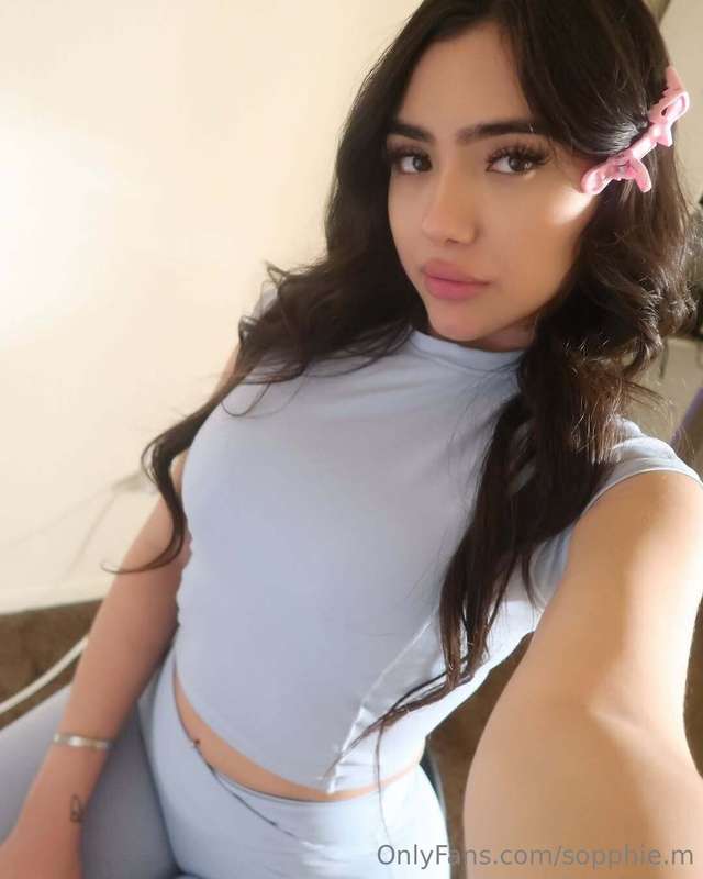 im being a good girl today, DM me to know how good I am 🥰🤫