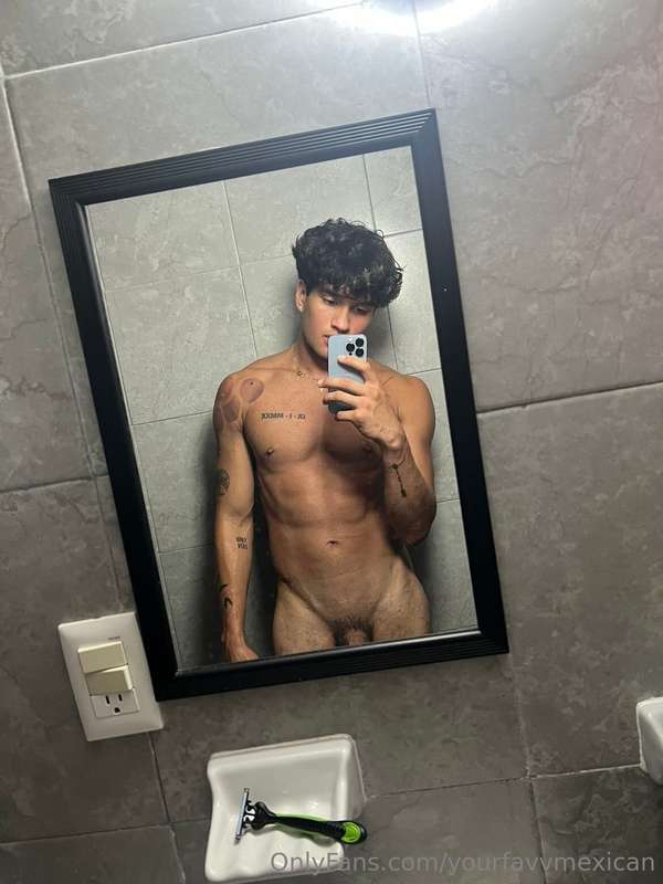 Going live tonight at 9pm est guys 😫😫 be THERE OR UR LAME 