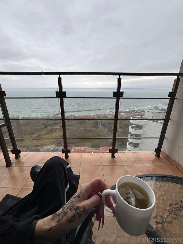 Just tea and stillness. Exactly what I needed 😘