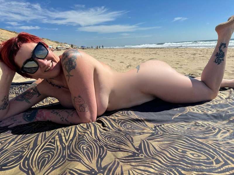 Si tu veux plus de photos coquines de moi à la plage envoie ..