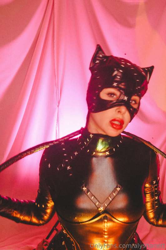 Happy Halloween 😈 this kitty's been realllll naughty 😽