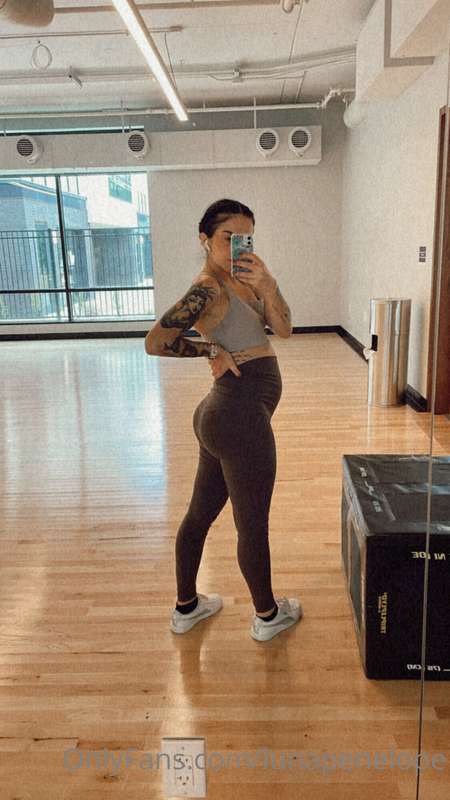 Ready for a sexy photo dump? Also, do we like workout outfit..