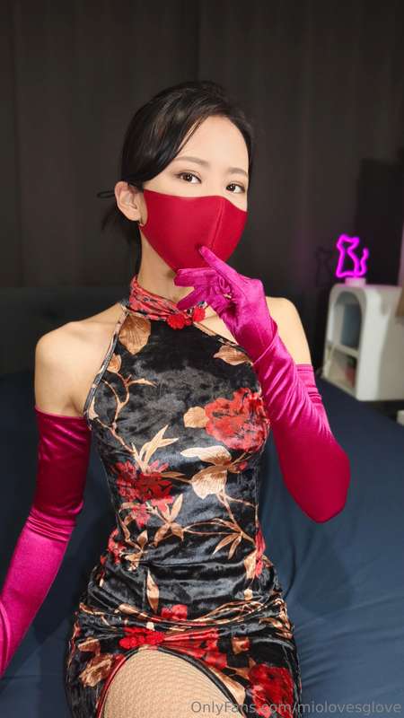 It's Satin this time~ satin gloves are so elegant with Chine..