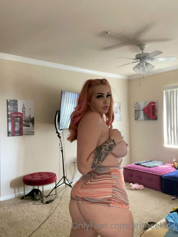 Who wants to bend me over my couch?! Tell me what you’d do t..
