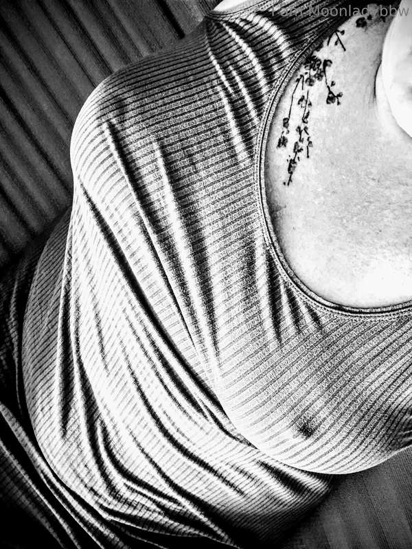 Want more Moonlady? Check out my Vip! Things are naked-er ov..