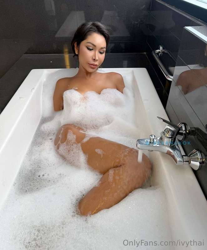 Let’s make these bubbles dirty together.👅🤤