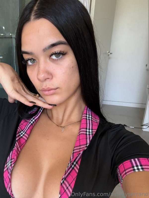 Should I be your naughty school 👧 for halloween? 