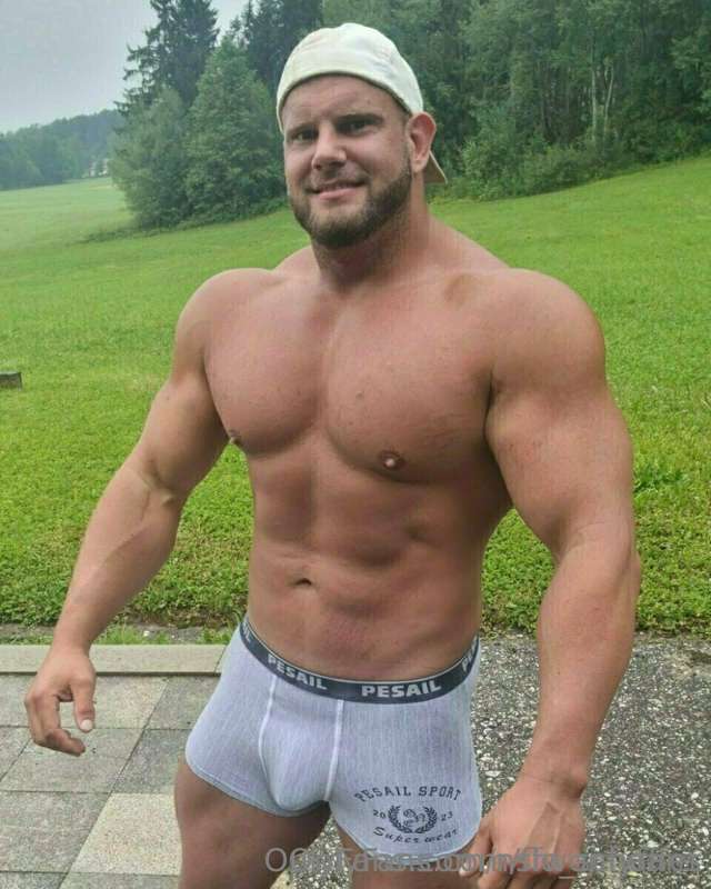 🇩🇪Bavarian Strength athlete 😁
200 cm // 140 kg+
50% OFF 
@fl..