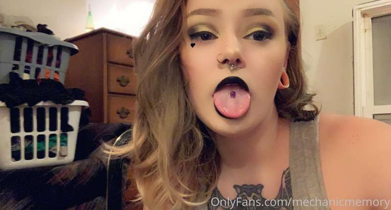 Wanna watch me suck on my dildo with black lipstick?🥺👉🏻👈🏻  (..