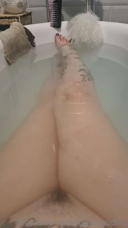I take so many photos in the bath, I need some one to cum jo..
