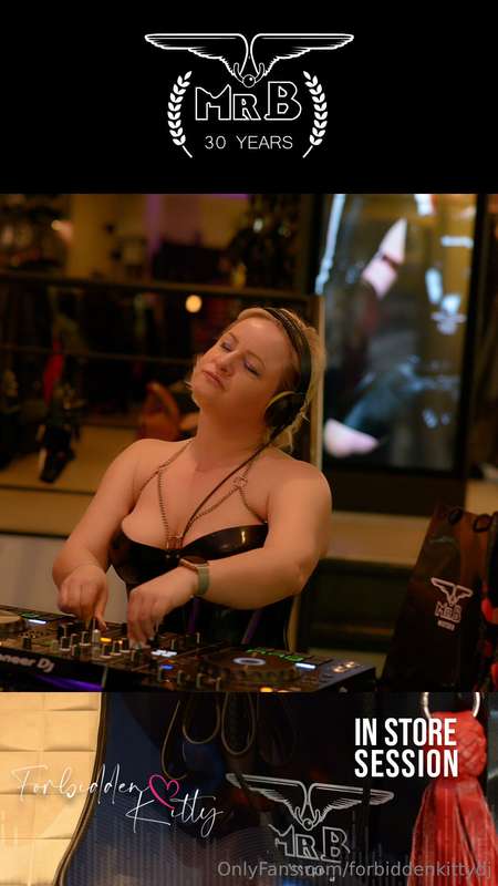 Music takes you to an amazing place! Such as sex εつ(‿ˠ‿)