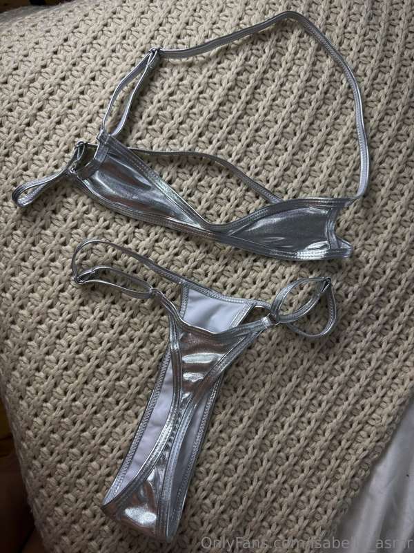 Tip $10 for 6 pics in this tiny microkini 🩶