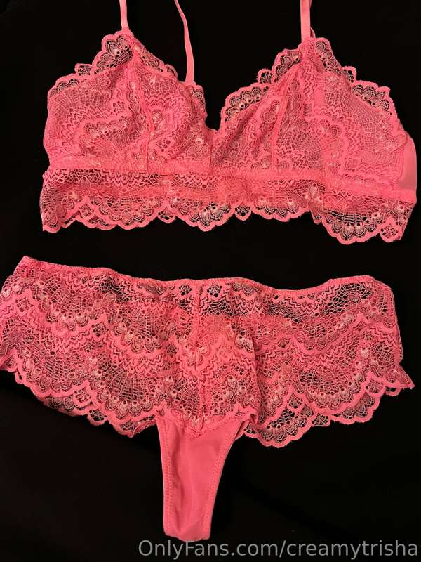 New in hot pink lingerie set! 💕