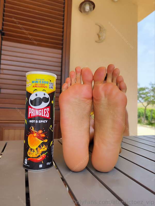 Big feet and Pringles 👀