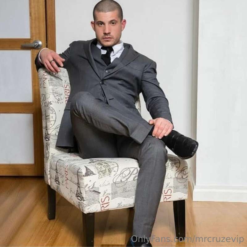 Let me grace your morning in my birthday suite;