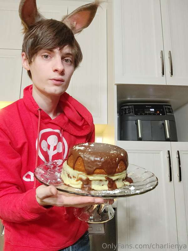 I did a Boston Creme Pie :3 ~

It isn't perfect, but it tast..