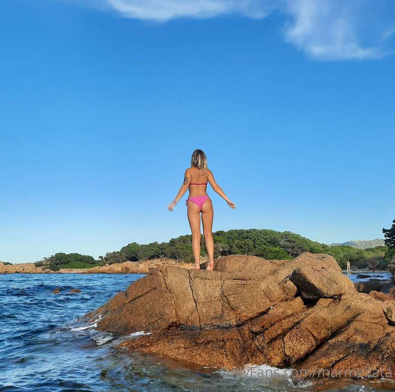 enjoying the sun, do you like to relax by the sea?