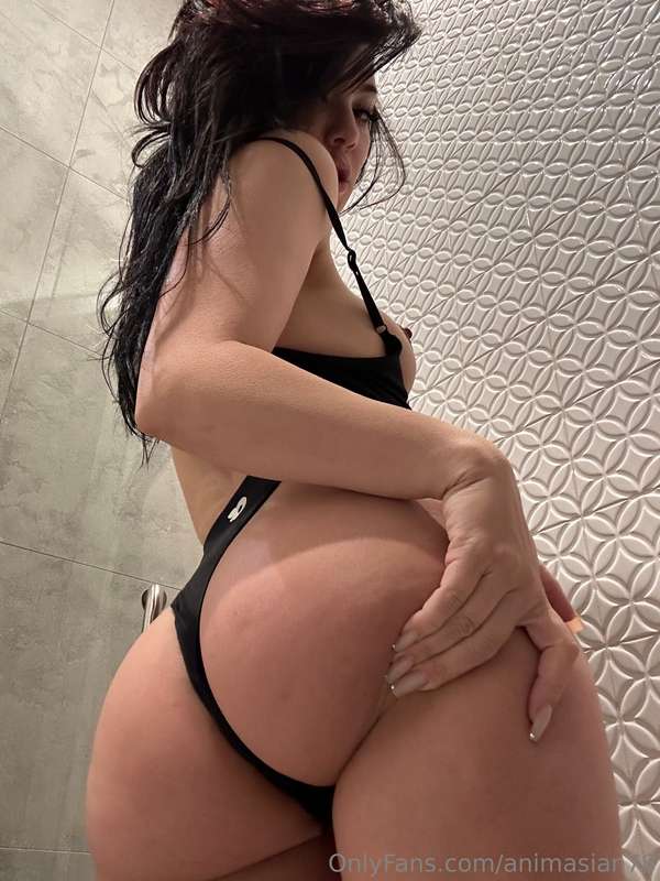 I love this one piece 🖤 but it looks better on the floor