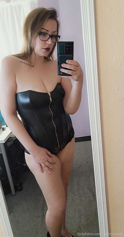 Want to see what's underneath? 😈💦💦💦