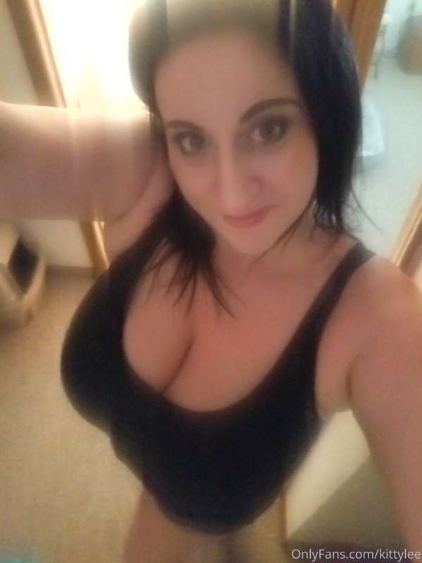 Good morning my sexy fans here are a few pics. Getting ready..