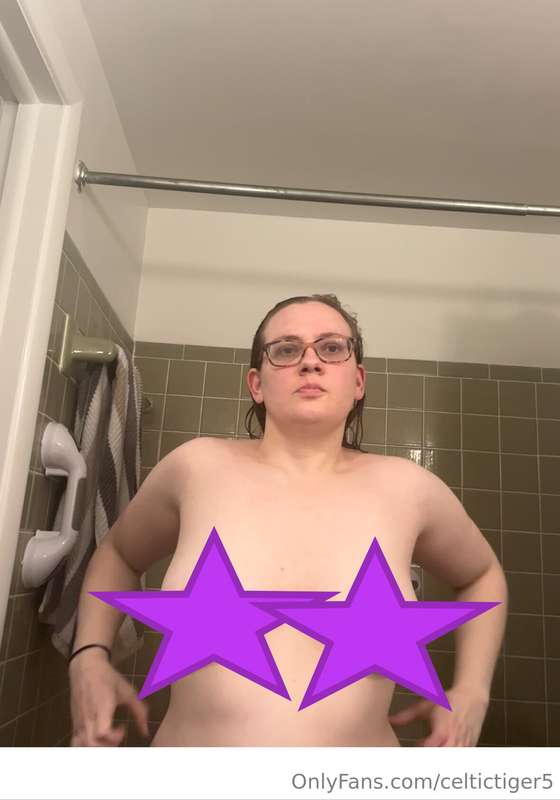 Post shower flexing😏Looks like I forgot my towel this time 😏