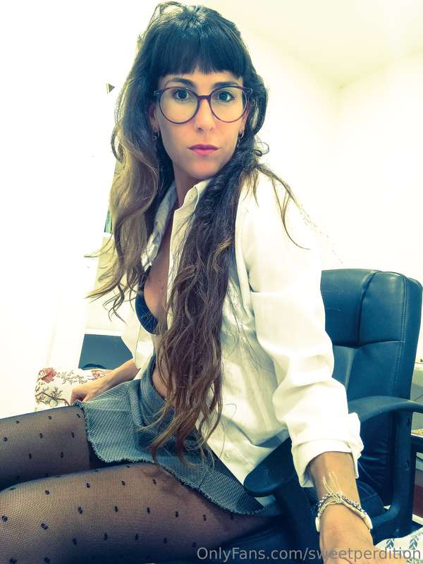 Hello there! What do you think of my secretary look?😈💋