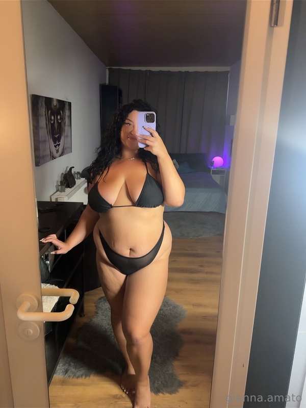 my clothes would look great on your bedroom floor...💦