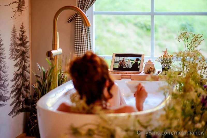 🛁✨ Tra le bollicine e il profumo dei fiori, mi godo un momen..